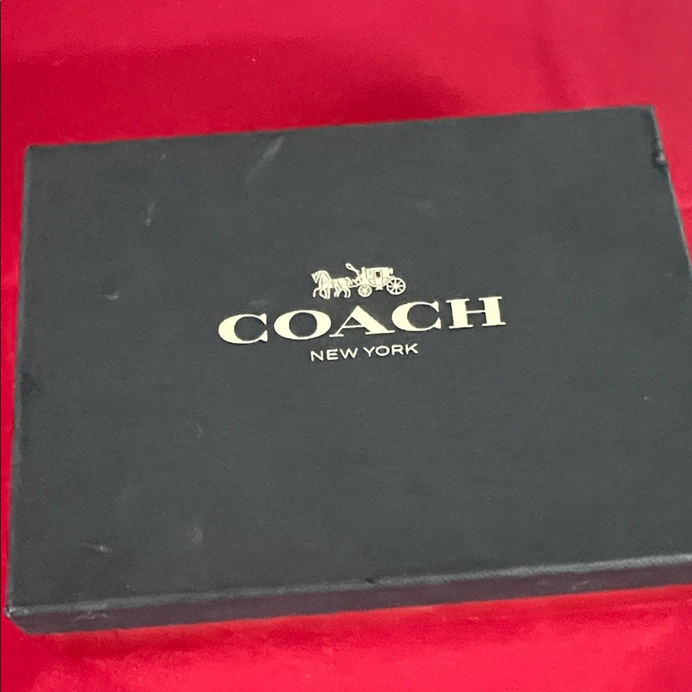 Coach pebbled Red Wristlet leather phone clutch with Box - Picture 7 of 9